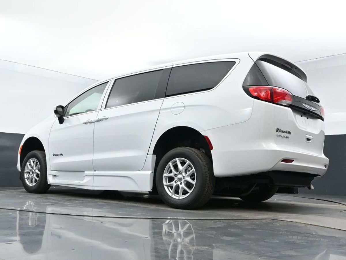 White Chrysler Voyager image number 11