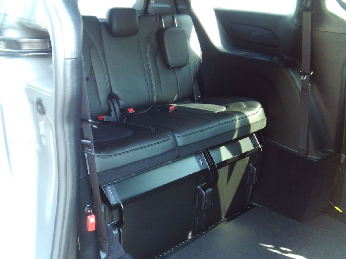 Grey Chrysler Pacifica image number 9