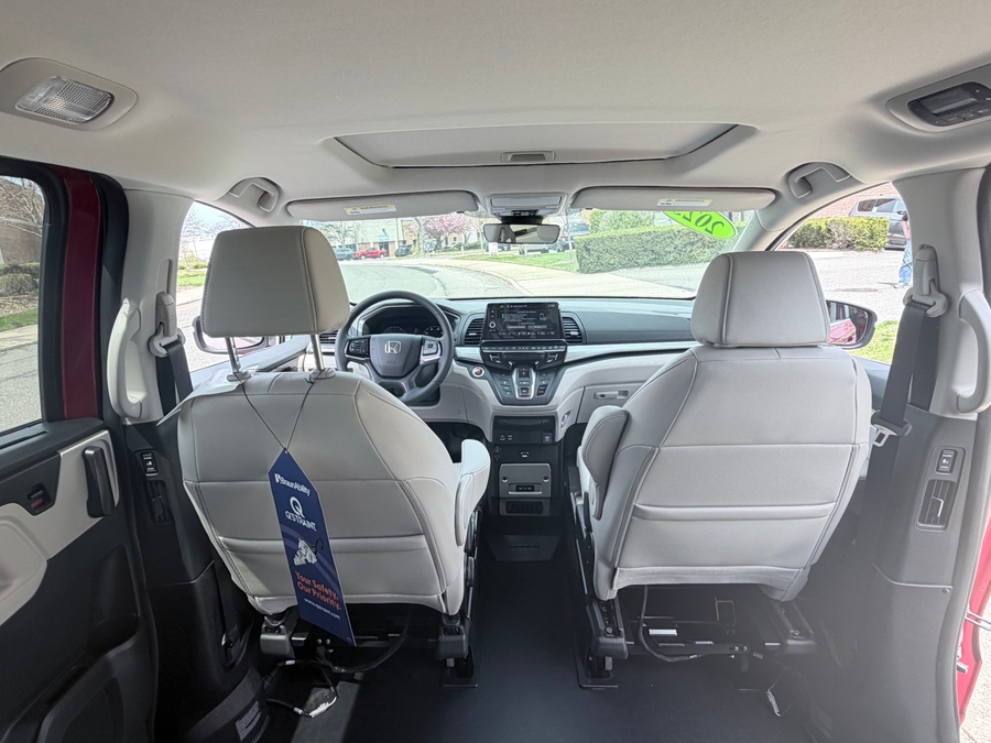 Red Honda Odyssey image number 15