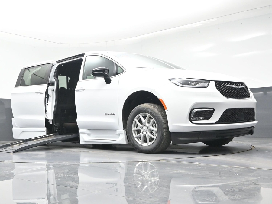 White Chrysler Pacifica image number 17