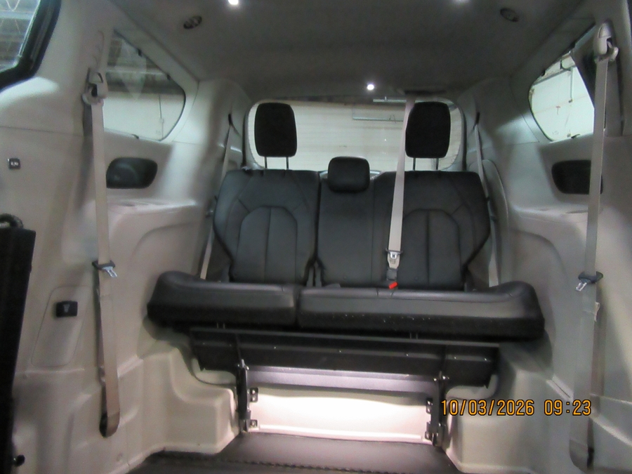 Grey Chrysler Pacifica image number 24