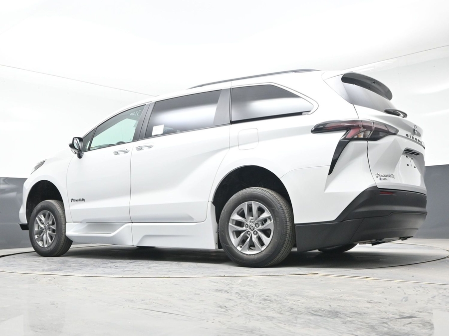 New 2026 Toyota Sienna Hybrid XLE Plus - BraunAbility Side Entry Entry Fold Out Automatic Ramp