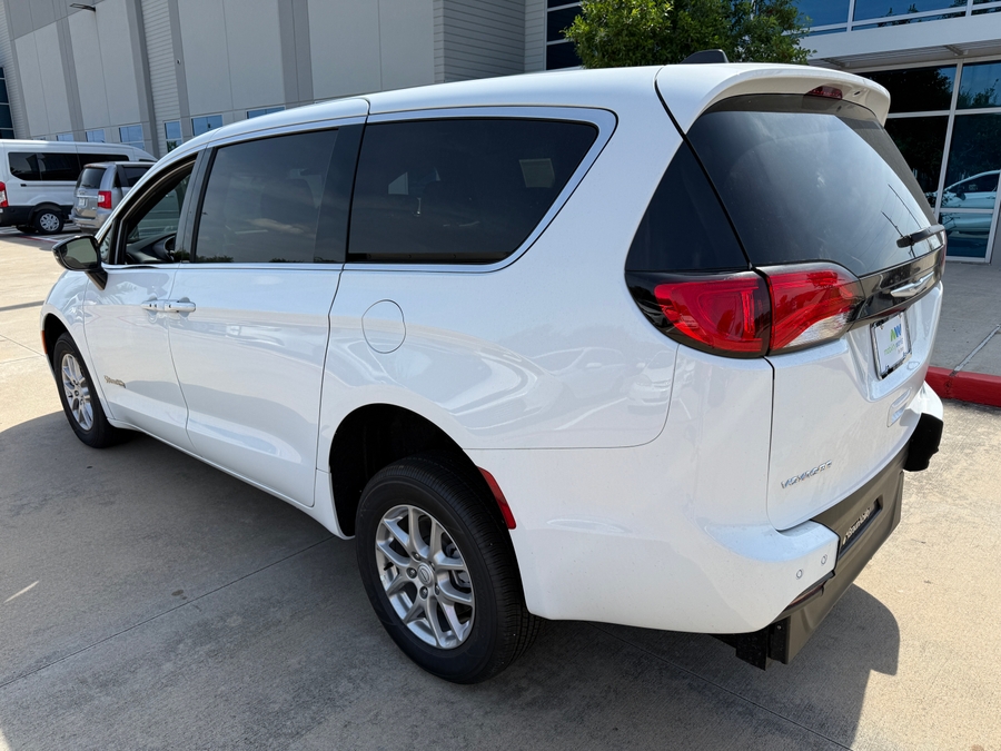 White Chrysler Voyager image number 4