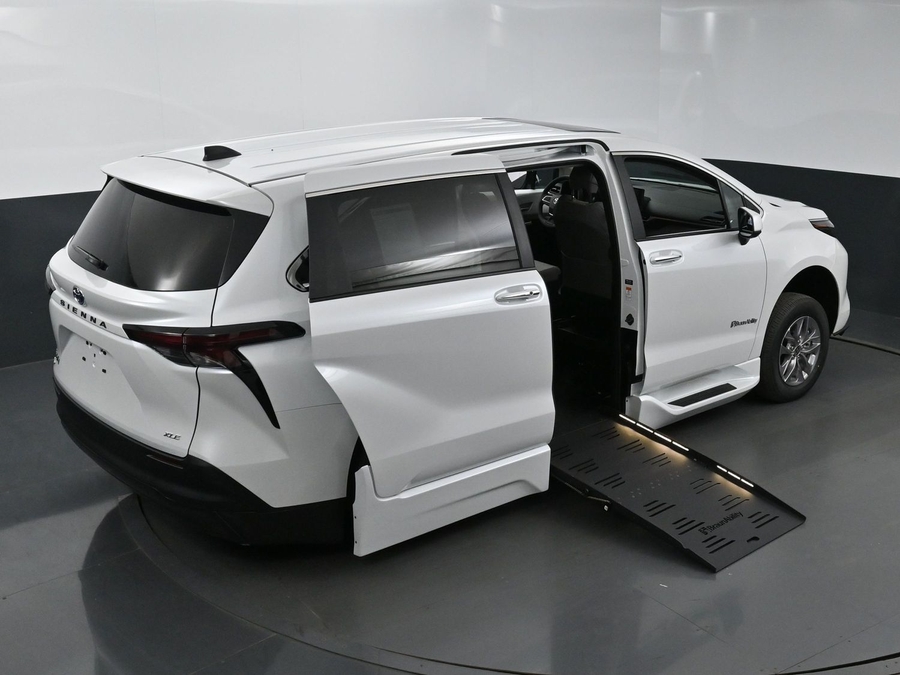 New 2025 Toyota Sienna Hybrid XLE Base - BraunAbility Side Entry Entry Fold Out Automatic Ramp