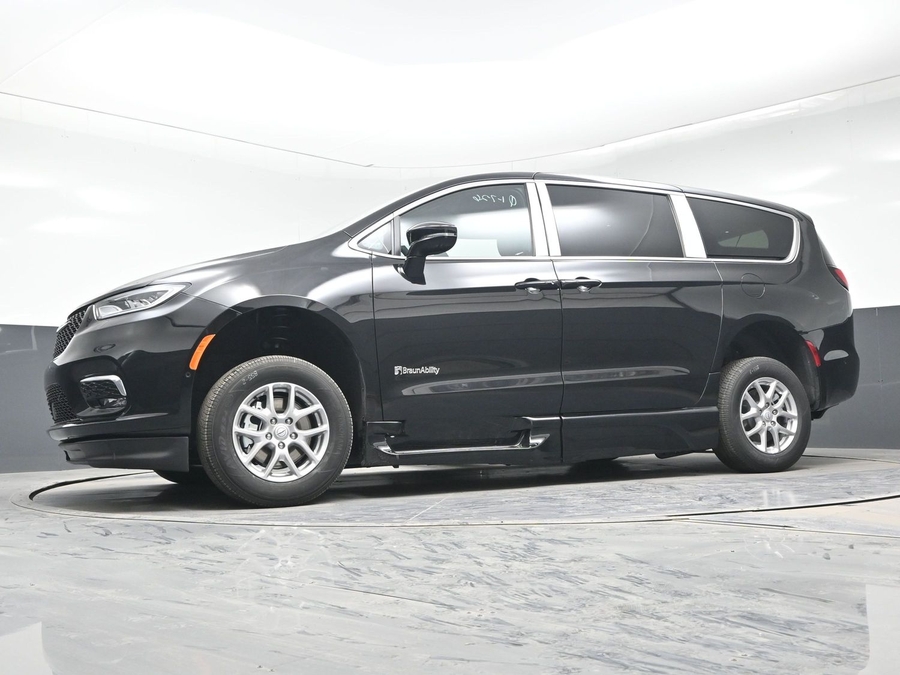 Black Chrysler Pacifica image number 19