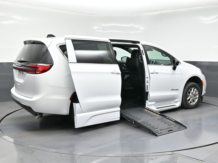 White Chrysler Pacifica image number 3