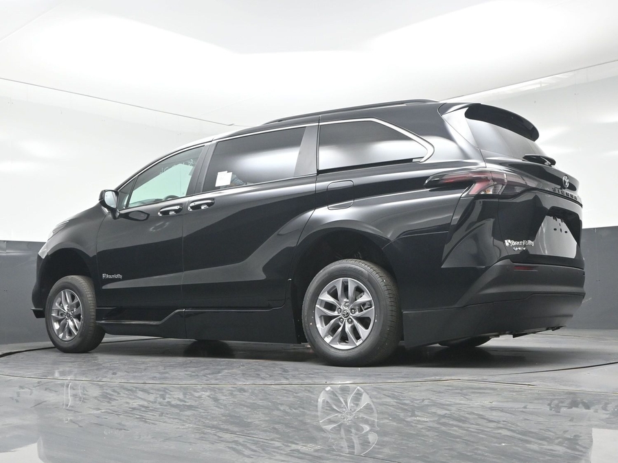 New 2026 Toyota Sienna Hybrid XLE Add - BraunAbility Side Entry Fold Out Automatic Ramp