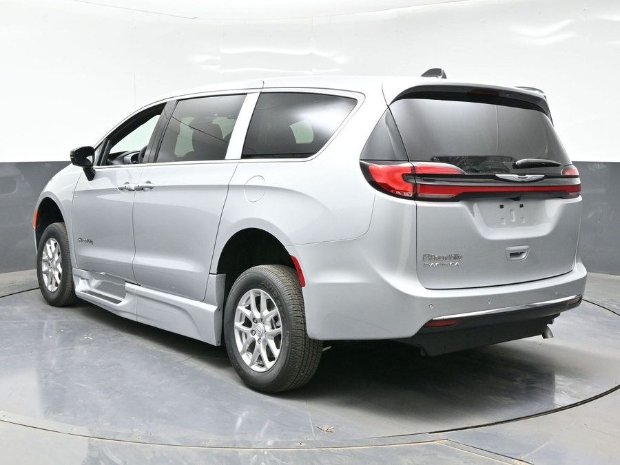 Silver Chrysler Pacifica image number 4