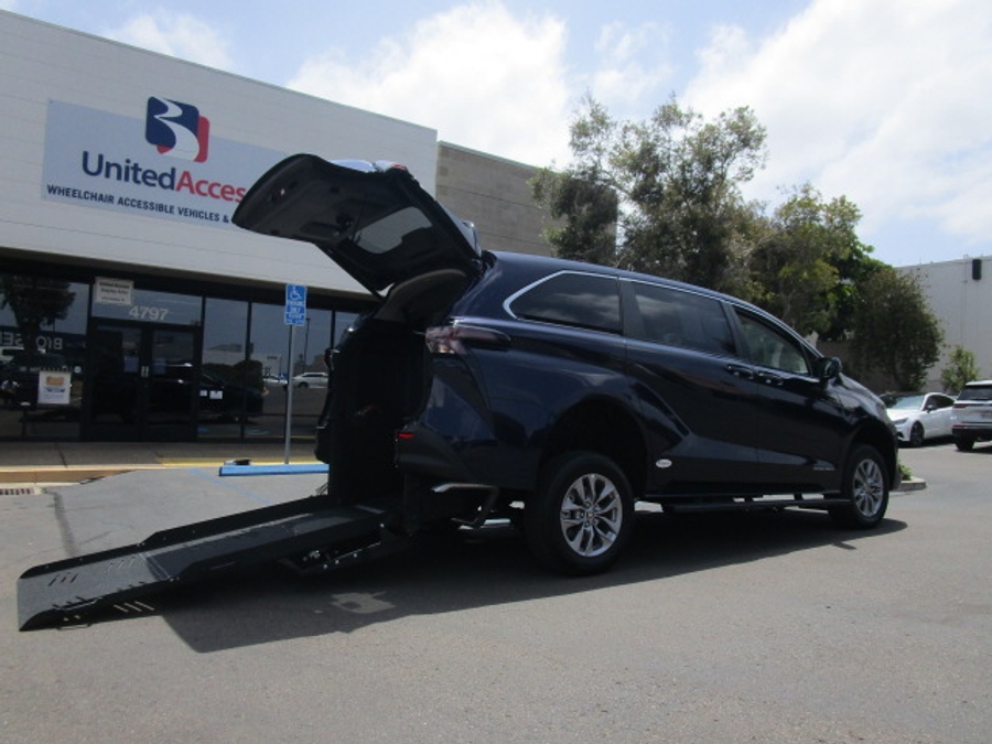 New 2026 Toyota Sienna Hybrid FWD LE - Vantage Mobility Commercial Rear Entry Entry Fold Out Manual Ramp