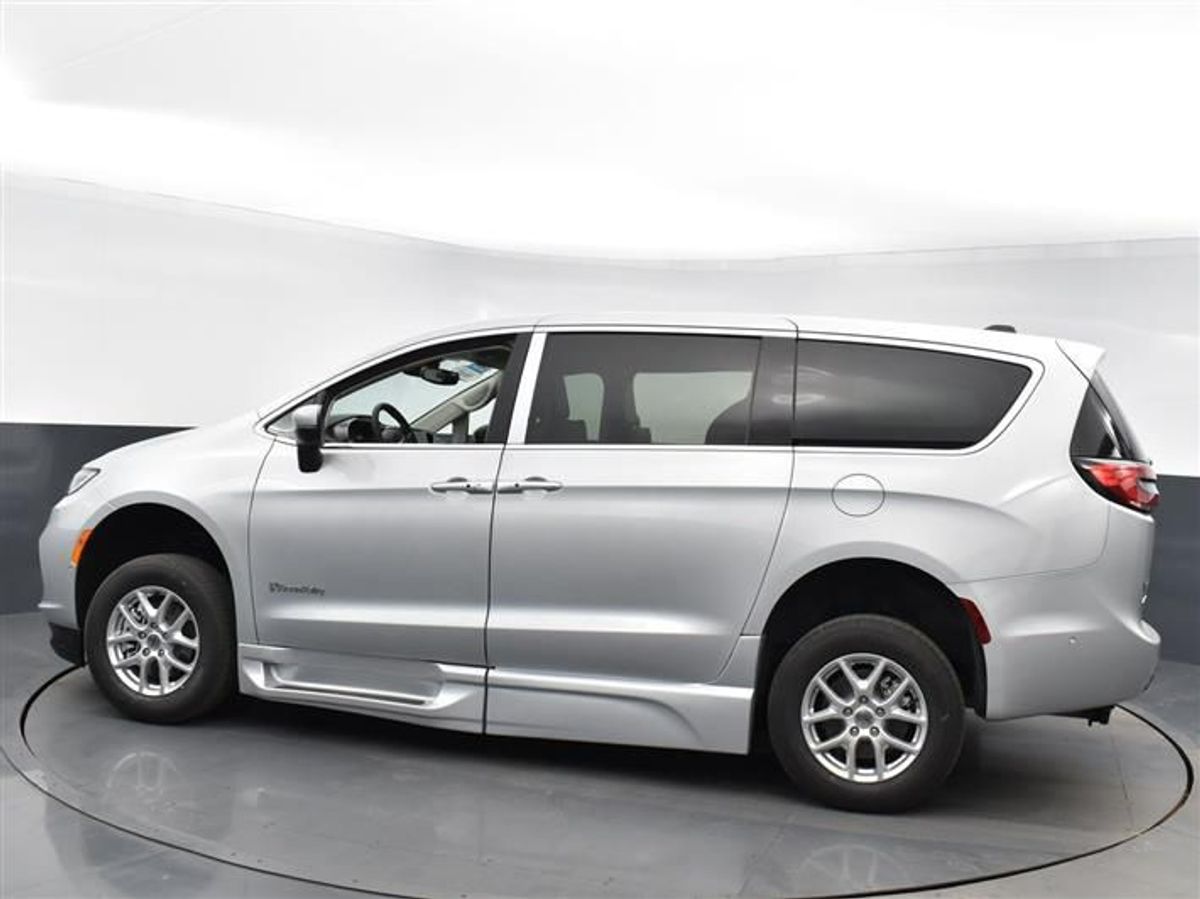Silver Chrysler Pacifica image number 4