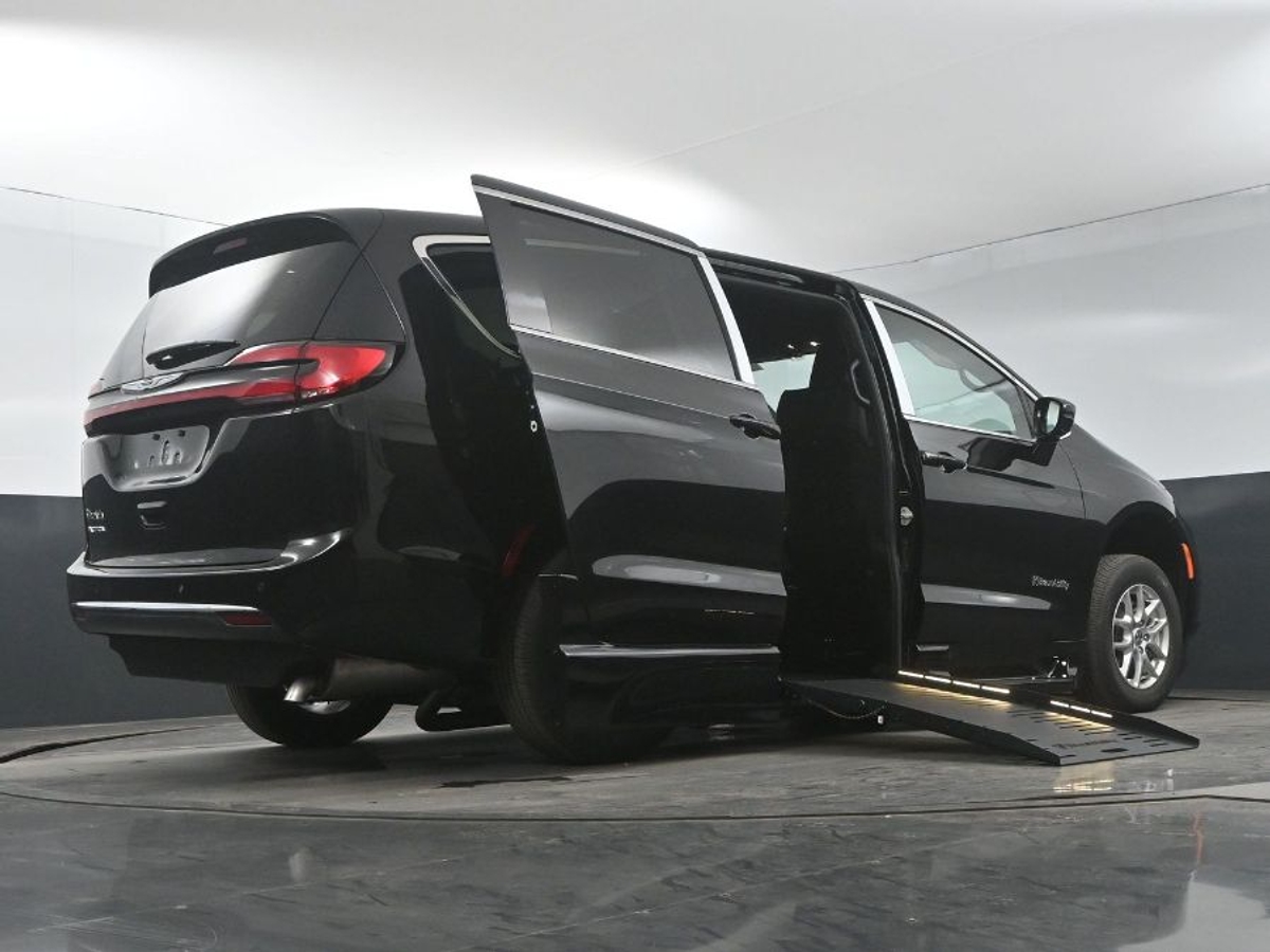 2025 CHRYSLER PACIFICA - Image 21