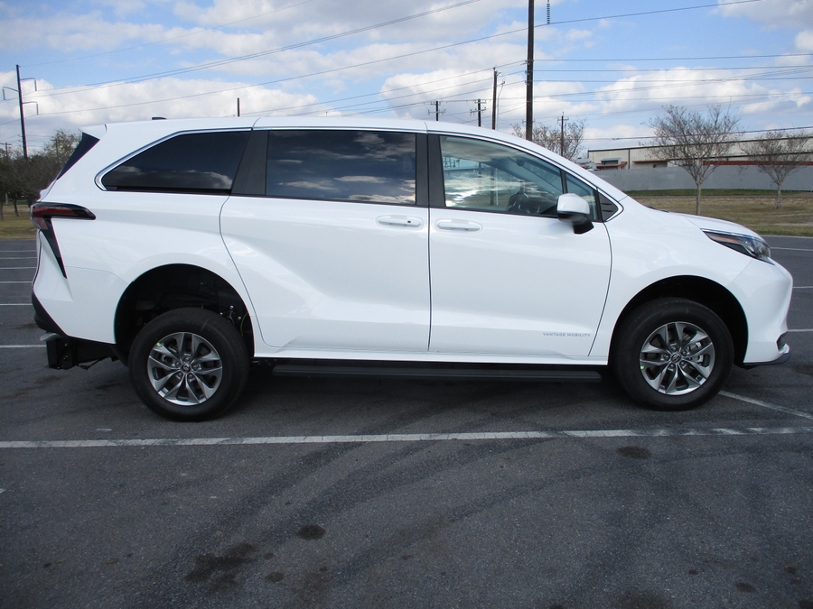 New 2026 Toyota Sienna Hybrid LE w swivel 2nd row - Vantage Mobility Rear Entry Entry Fold Out Manual Ramp