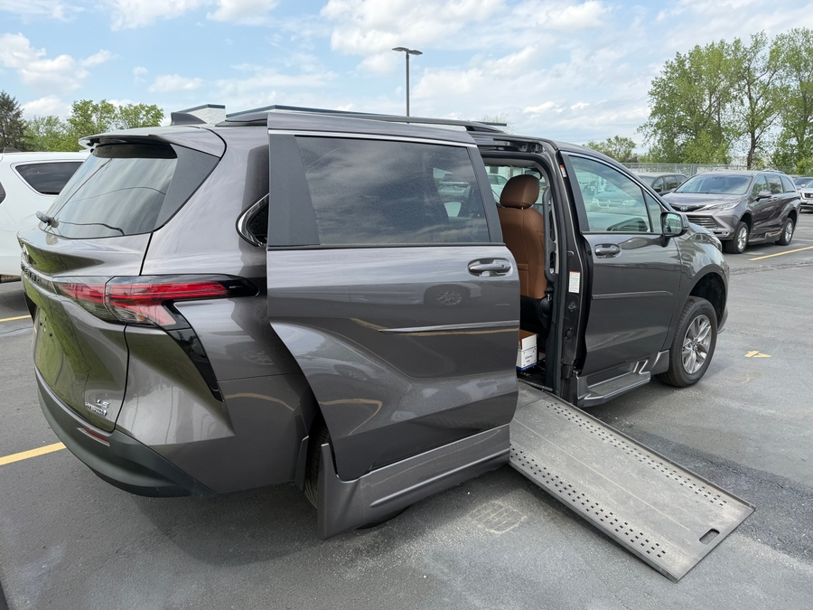 Used 2022 Toyota Sienna Hybrid LE - RLX Side Entry Entry In Floor Automatic Ramp