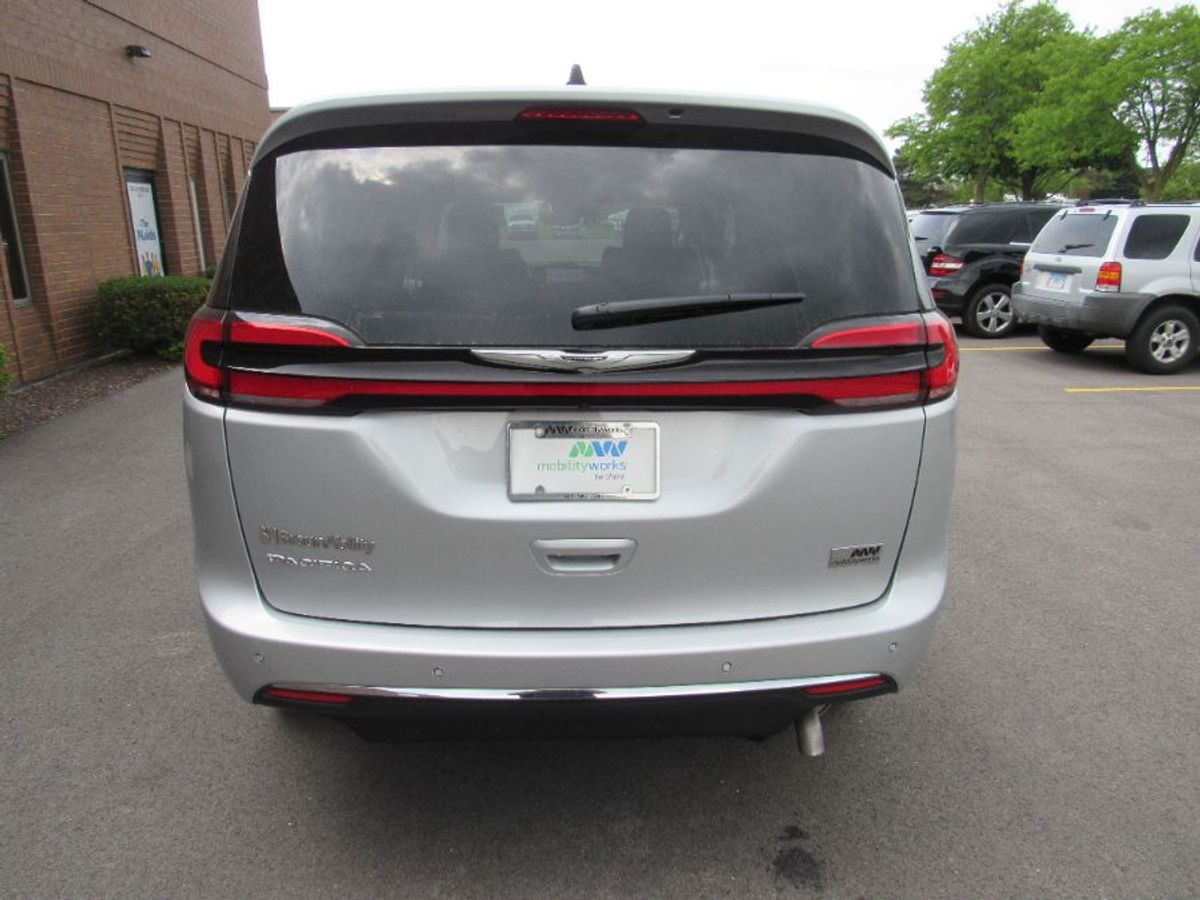 Silver Chrysler Pacifica image number 11