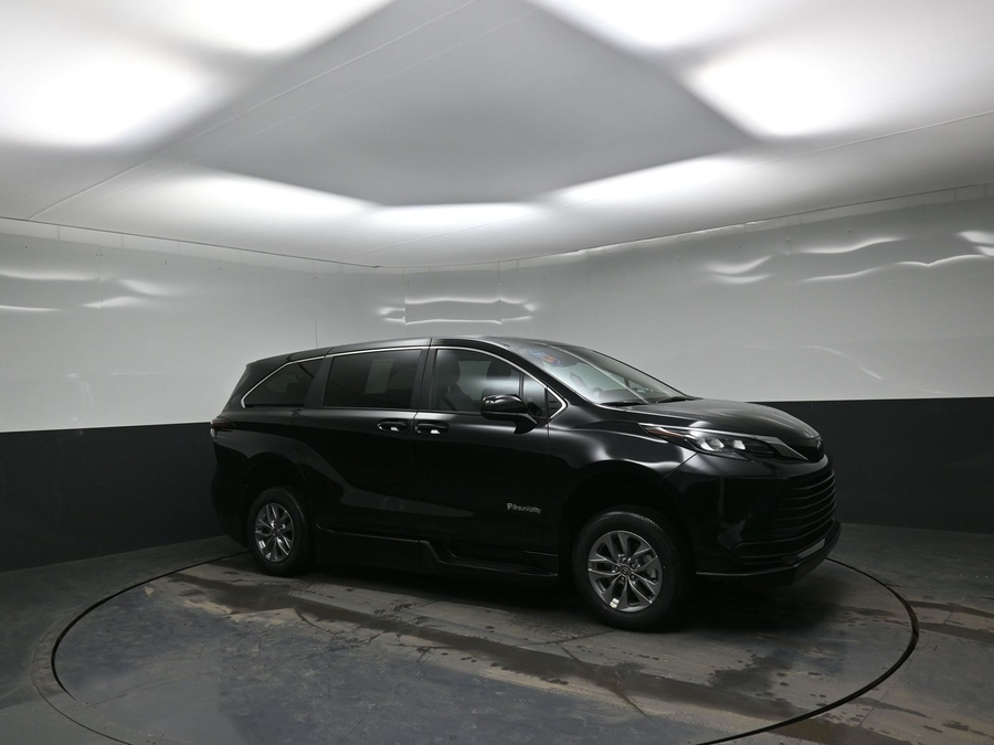 Black Toyota Sienna image number 17