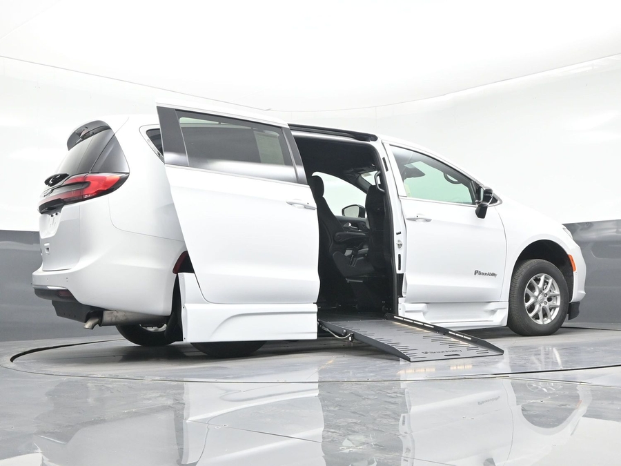 White Chrysler Pacifica image number 18