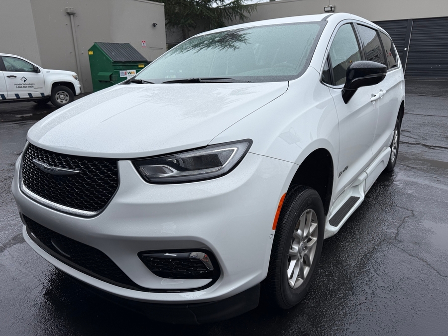 Used 2025 Chrysler Pacifica Select - BraunAbility Side Entry Entry In Floor Automatic Ramp