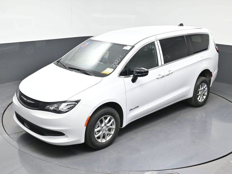 White Chrysler Voyager image number 24