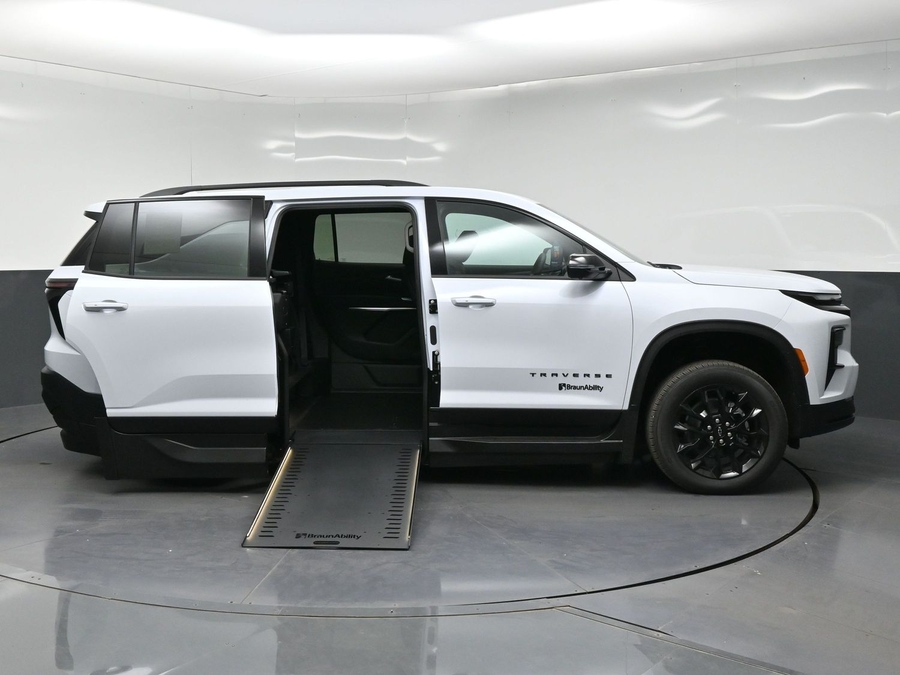 New 2026 Chevrolet Traverse 1LT Midnight - BraunAbility Side Entry In Floor Automatic Ramp