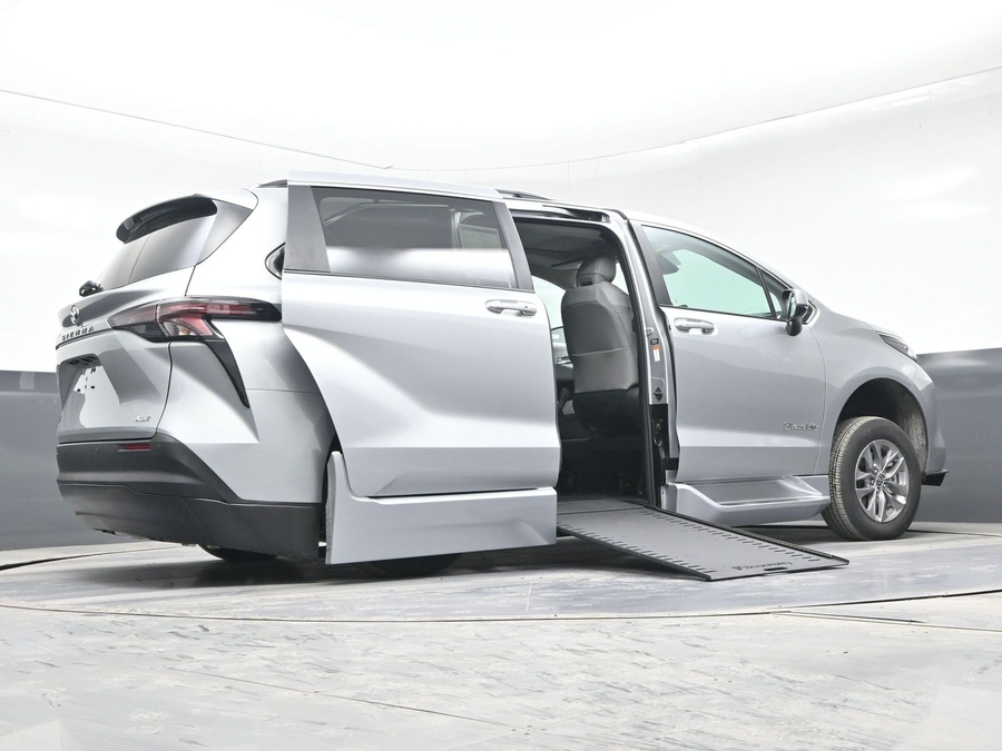 New 2025 Toyota Sienna Hybrid XLE Plus - BraunAbility Side Entry Entry In Floor Automatic Ramp