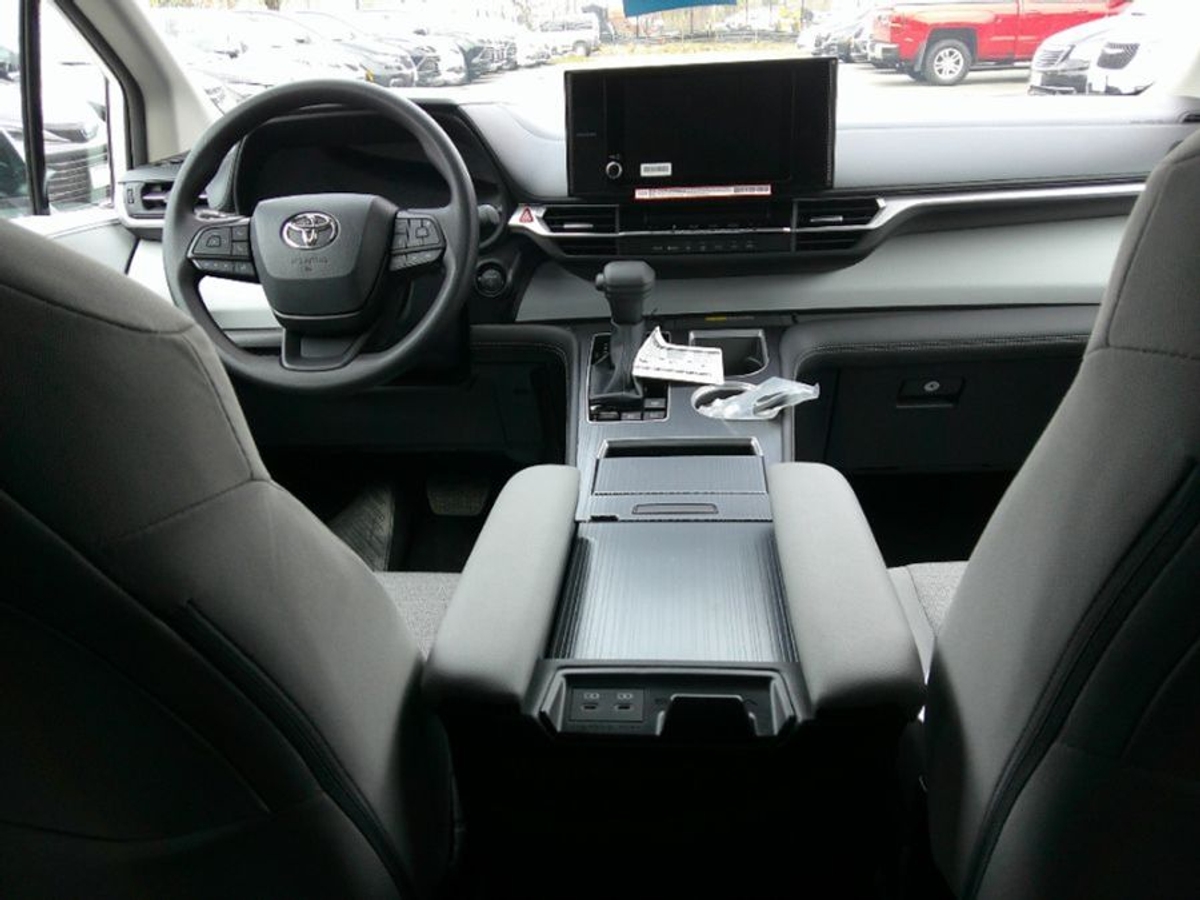 White Toyota Sienna image number 9