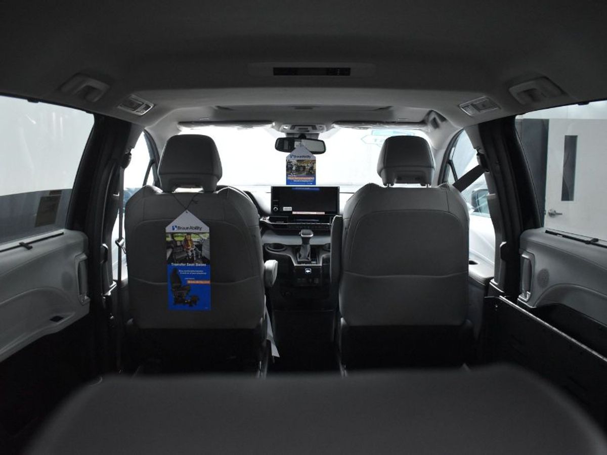 Black Toyota Sienna image number 14
