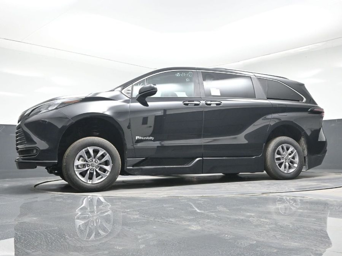 Black Toyota Sienna image number 23