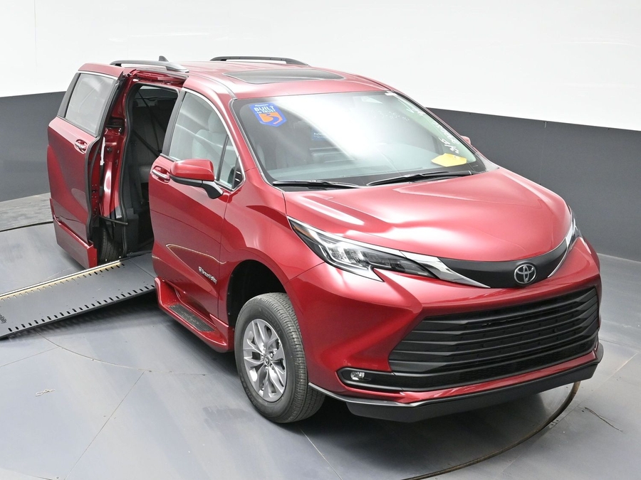 New 2026 Toyota Sienna Hybrid XLE Base - BraunAbility Side Entry In Floor Automatic Ramp