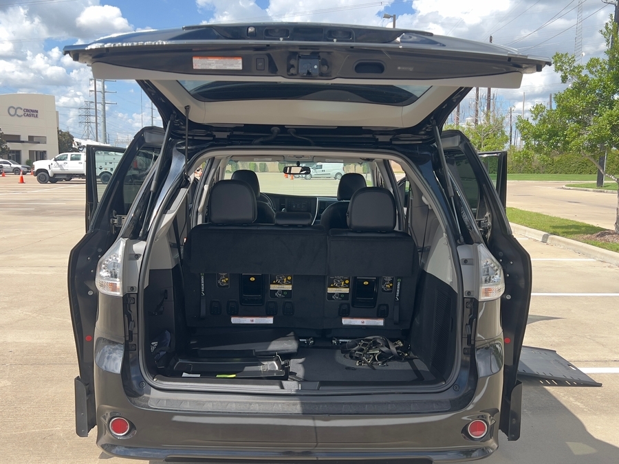 Used 2015 Toyota Sienna SE - BraunAbility Side Entry Entry In Floor Automatic Ramp