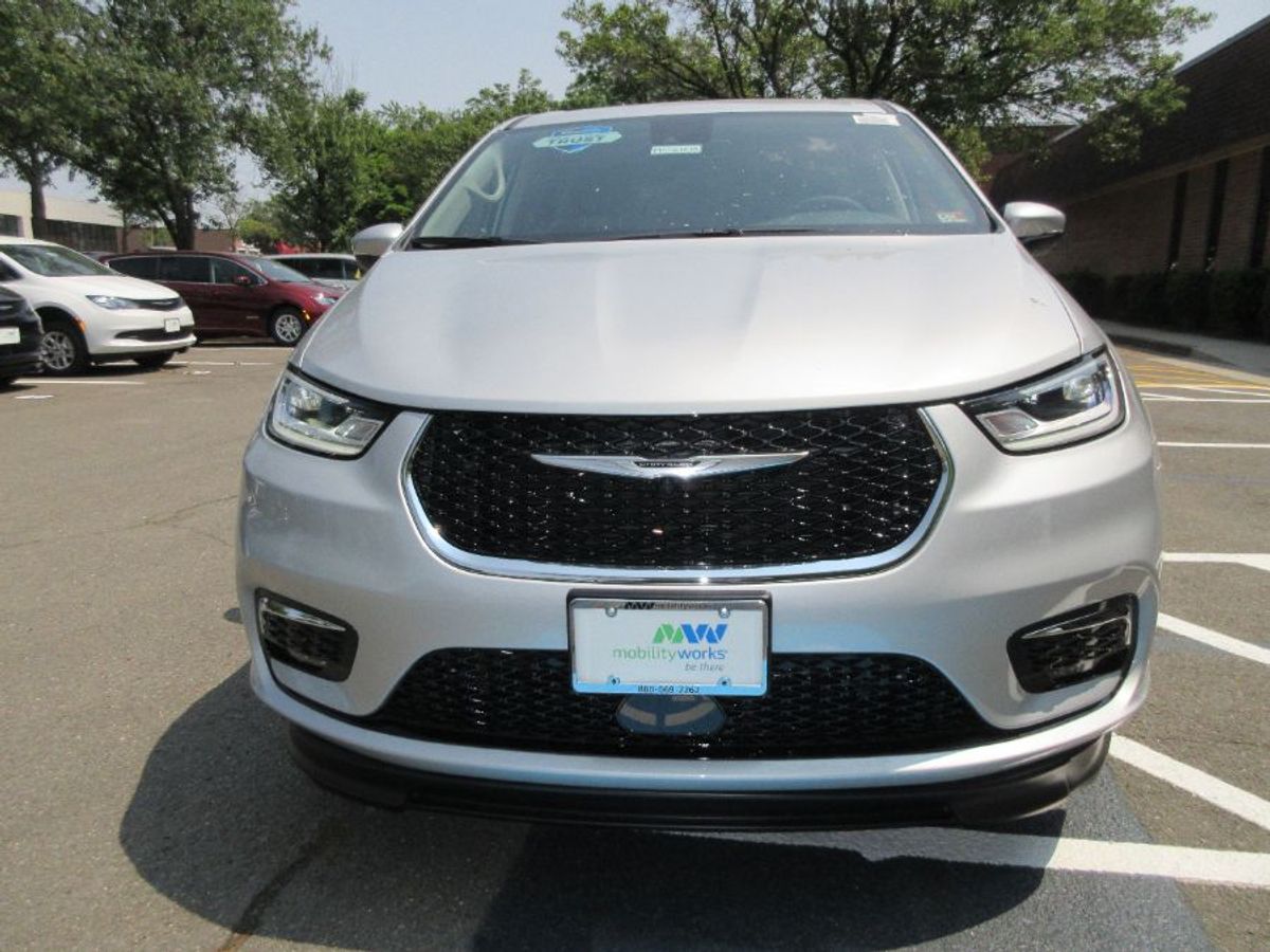 Silver Chrysler Pacifica image number 4