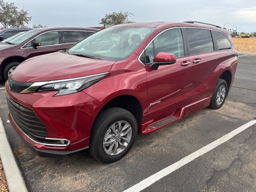 Used 2024 Toyota Sienna Hybrid XLE Base - BraunAbility Side Entry Entry Fold Out Automatic Ramp