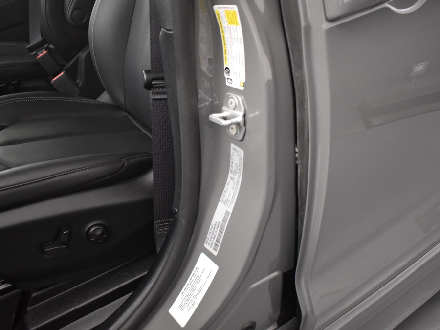 New 2025 Chrysler Pacifica Select Safety - BraunAbility Side Entry Entry Fold Out Automatic Ramp