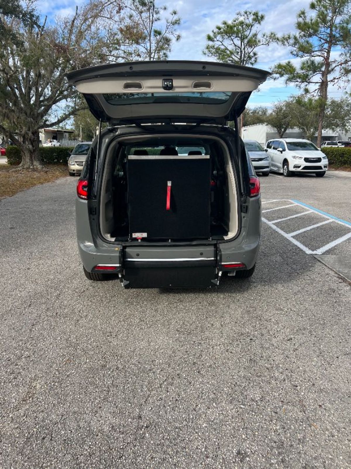 Grey Chrysler Pacifica image number 8