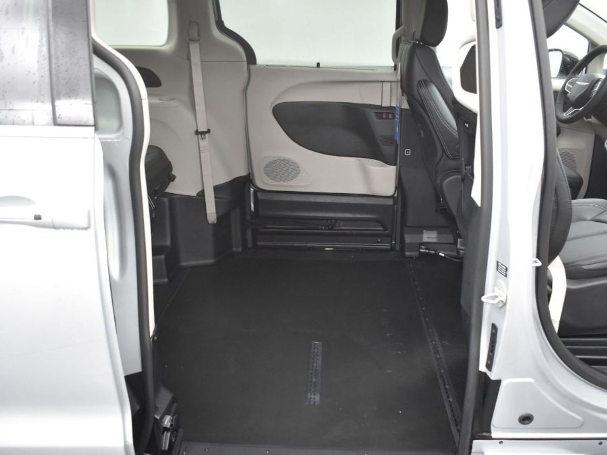 Silver Chrysler Pacifica image number 3