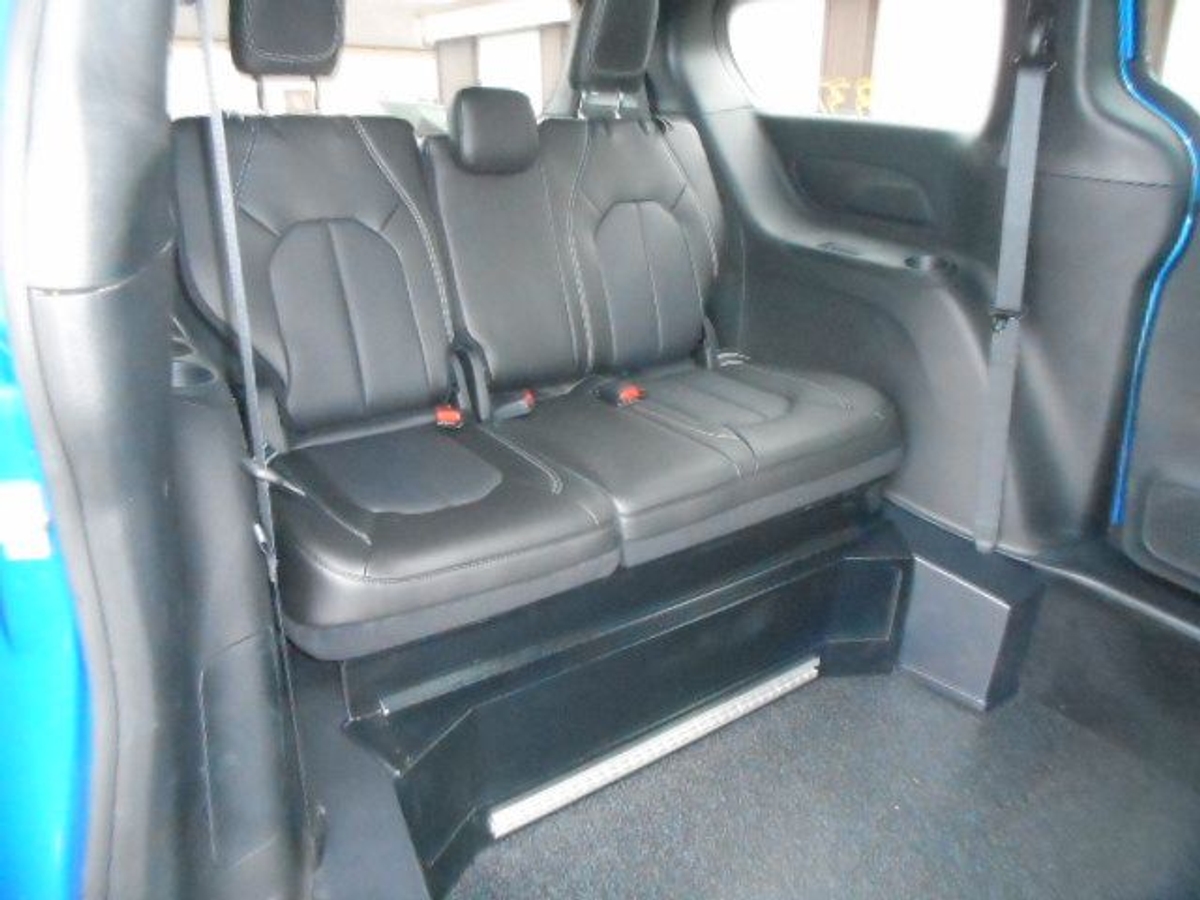 Blue Chrysler Pacifica image number 18