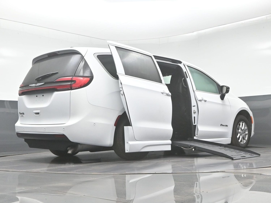 White Chrysler Pacifica image number 21