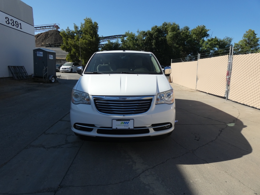  Chrysler Town and Country image number 13