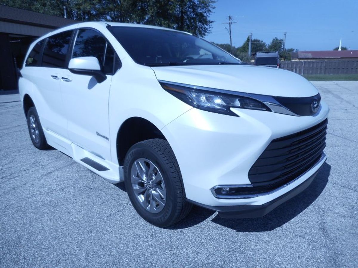 White Toyota Sienna image number 7