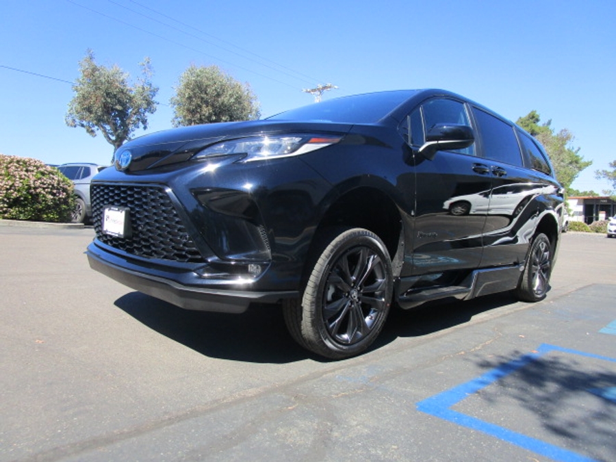 New 2025 Toyota Sienna Hybrid XSE Sport - BraunAbility Side Entry Entry Fold Out Automatic Ramp