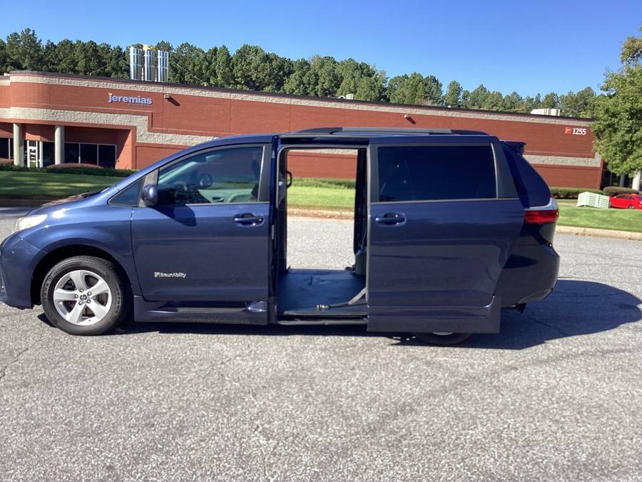  Toyota Sienna image number 12