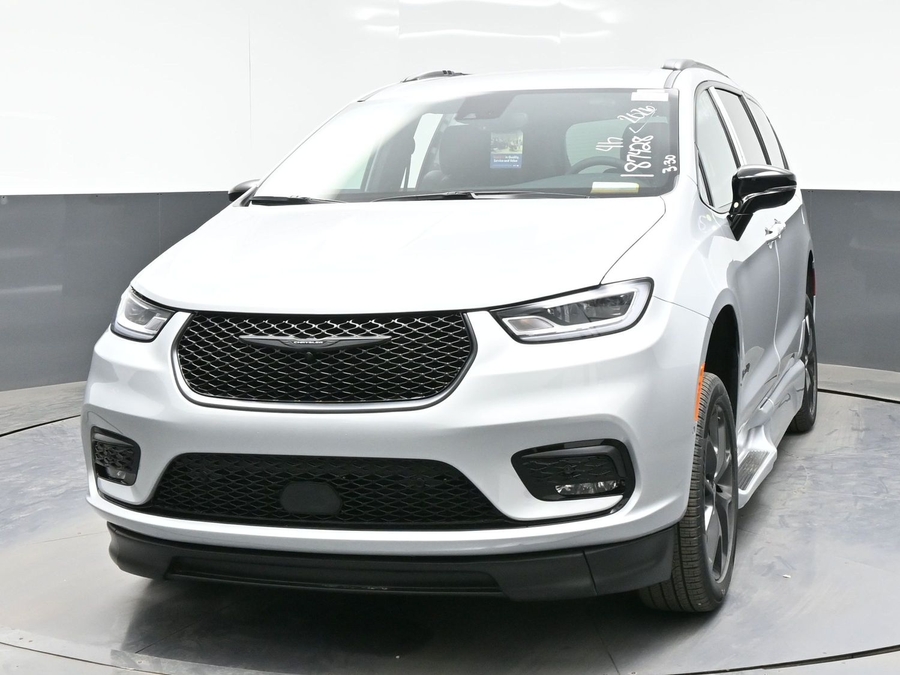 New 2026 Chrysler Pacifica Select Sport - BraunAbility Side Entry In Floor Automatic Ramp