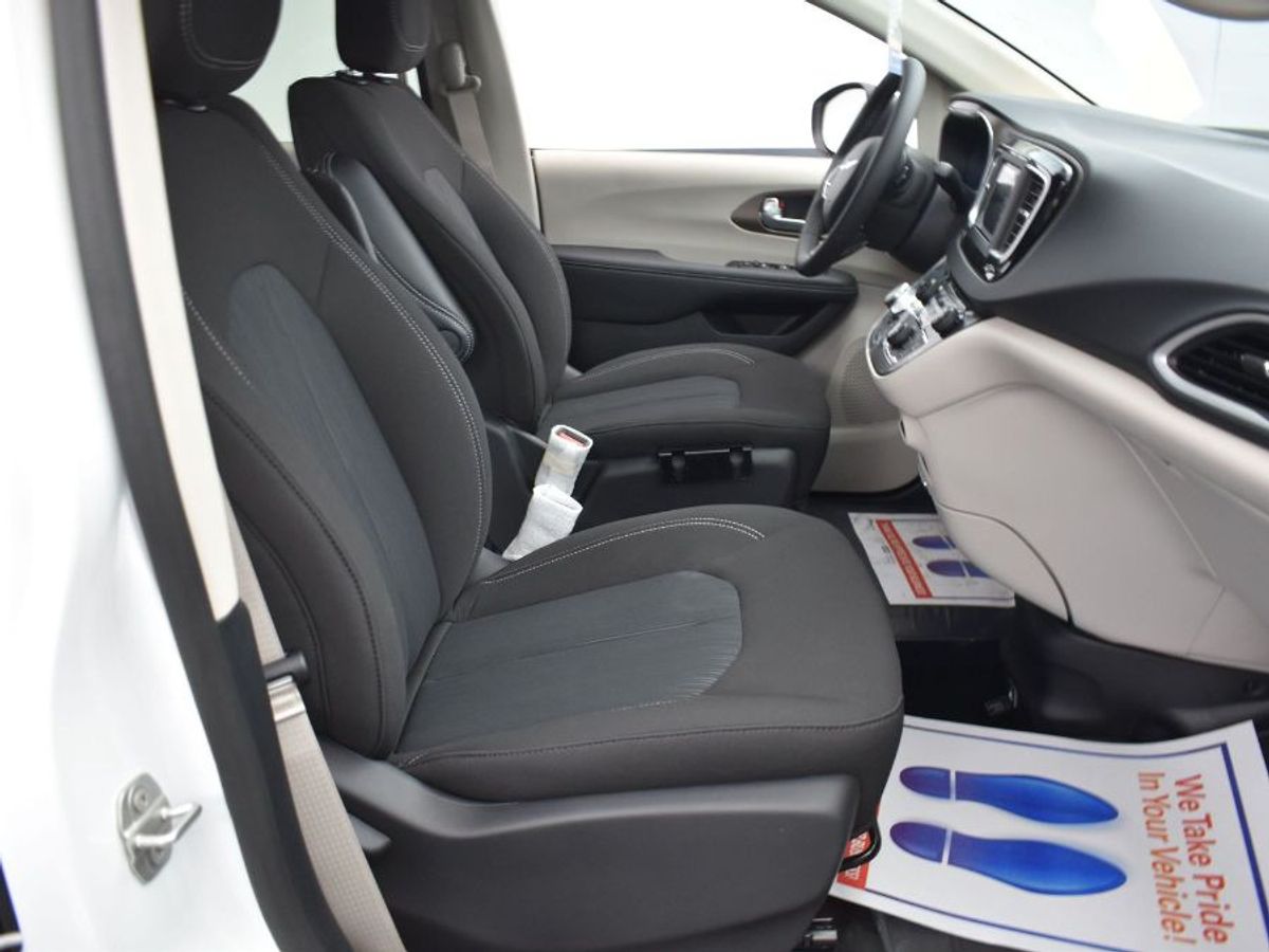 White Chrysler Voyager image number 8