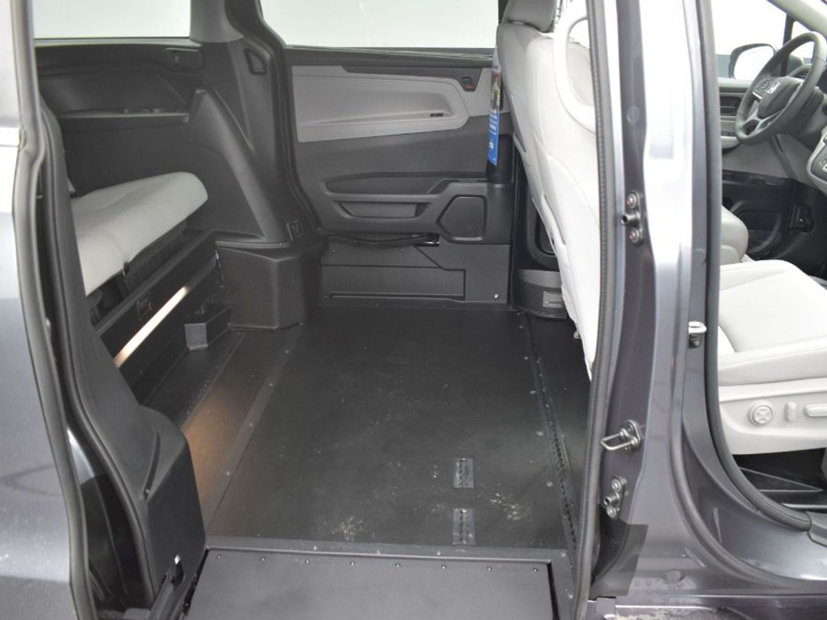 Grey Honda Odyssey image number 3
