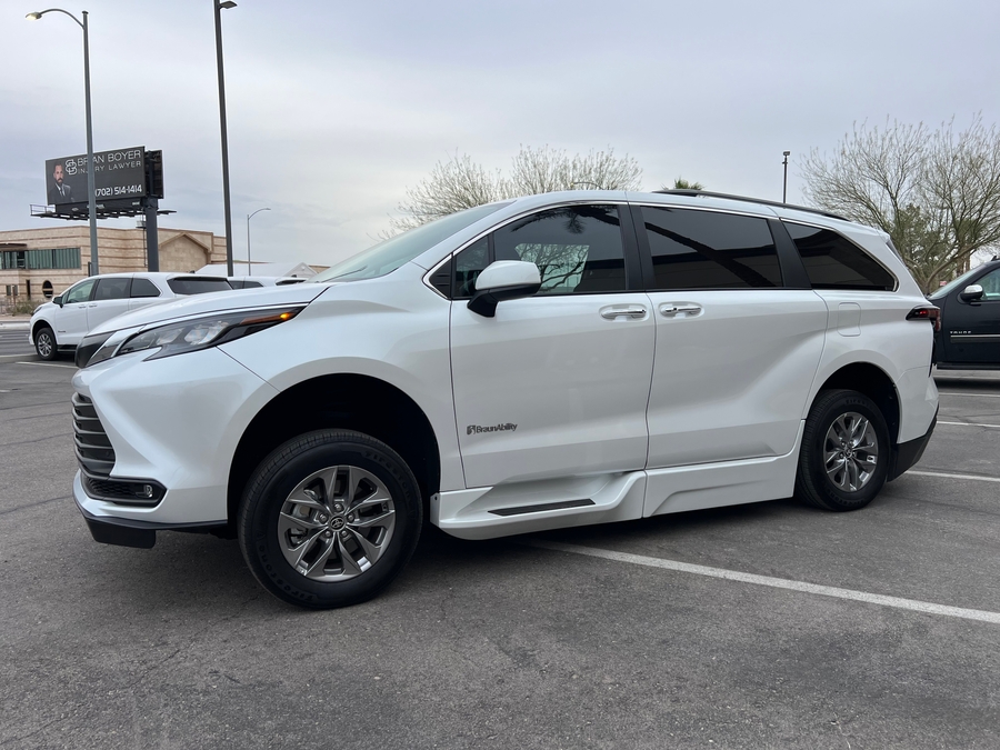 Used 2025 Toyota Sienna Hybrid XLE Plus - BraunAbility Side Entry Entry Fold Out Automatic Ramp