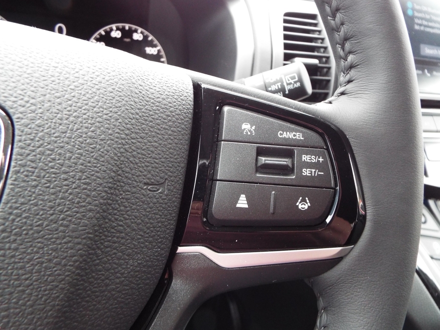 White Honda Odyssey image number 10