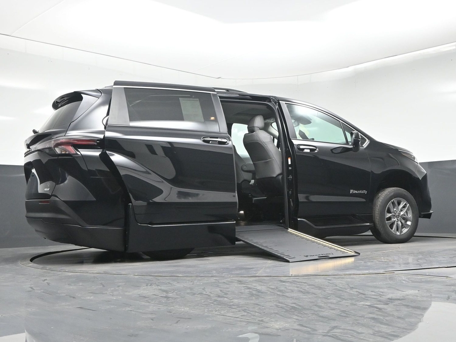 New 2026 Toyota Sienna Hybrid XLE Add - BraunAbility Side Entry In Floor Automatic Ramp