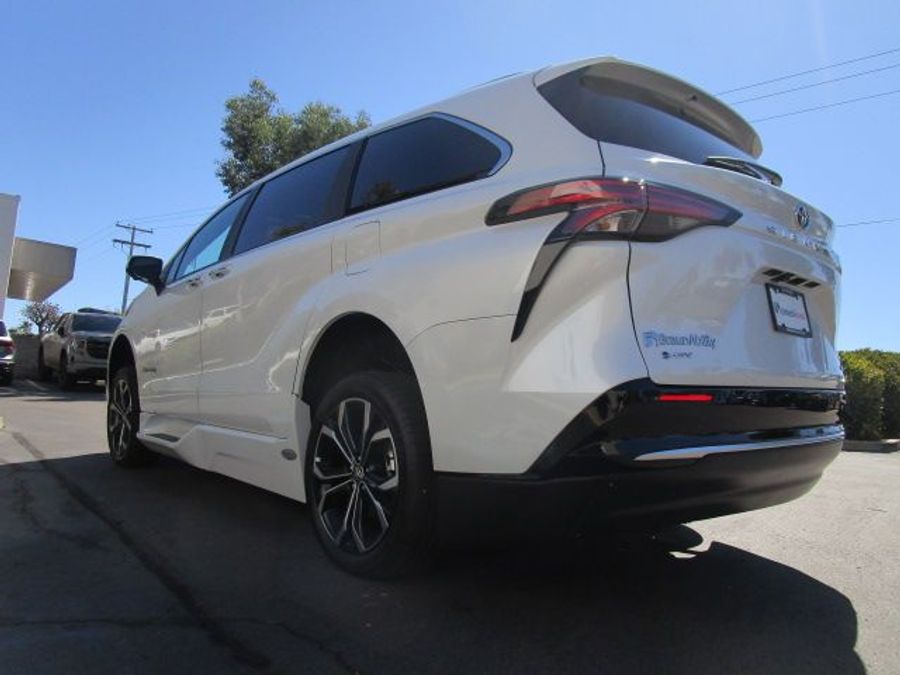 New 2025 Toyota Sienna Hybrid Platinum - BraunAbility Side Entry Entry Fold Out Automatic Ramp
