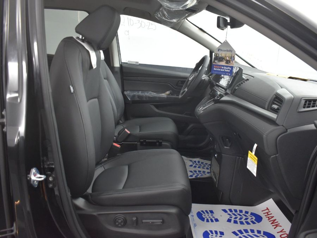 Black Honda Odyssey image number 6
