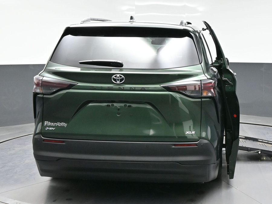 New 2026 Toyota Sienna Hybrid XLE Base - BraunAbility Side Entry Fold Out Automatic Ramp
