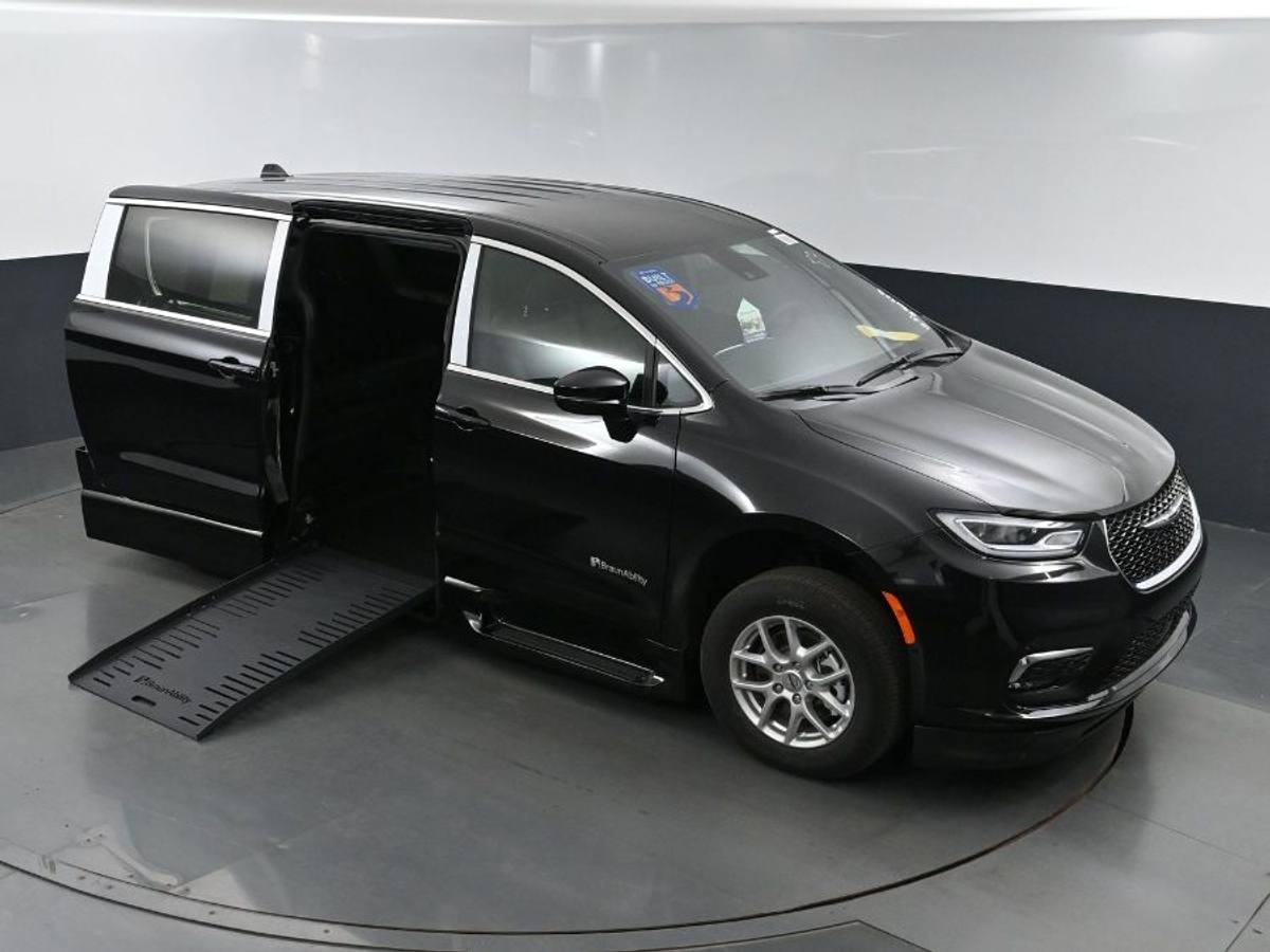 Black Chrysler Pacifica image number 22